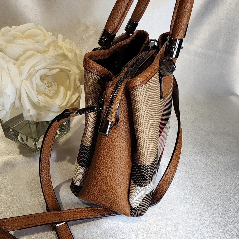 🐝 New Crossbody Handbag 👜 Beautiful Vegan Leather Removable strap